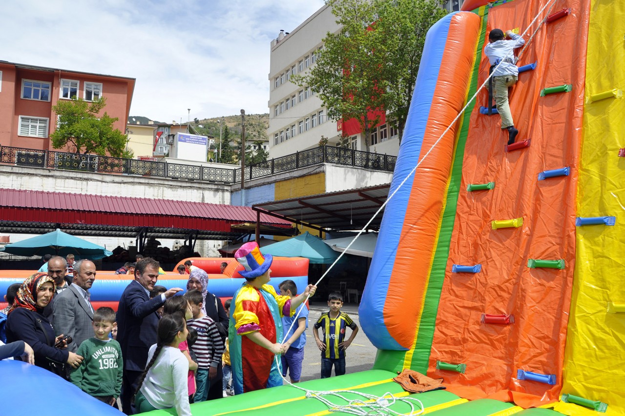 Şişme oyun parkuru yoğun ilgi gördü 3