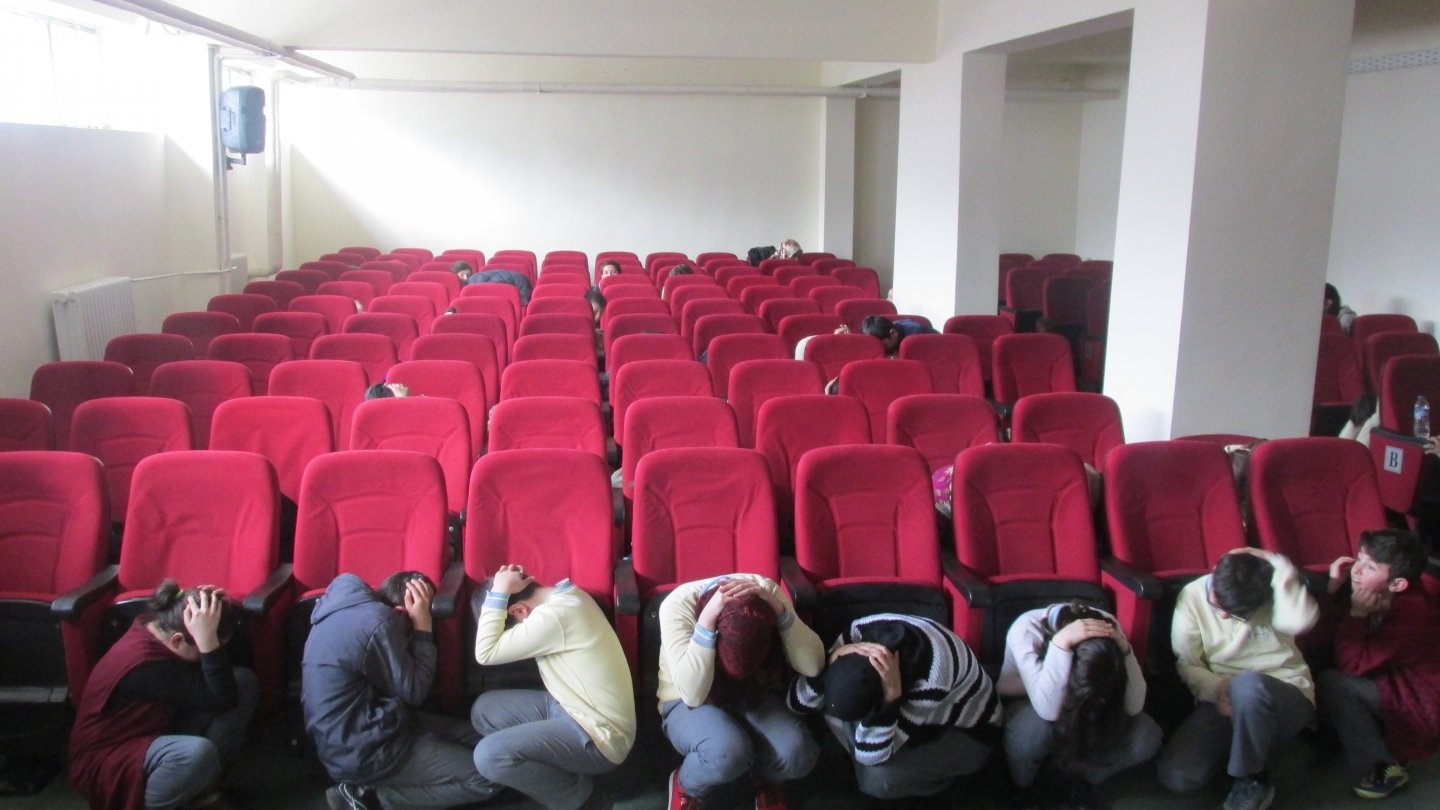 Okullarda deprem anlatıldı 2