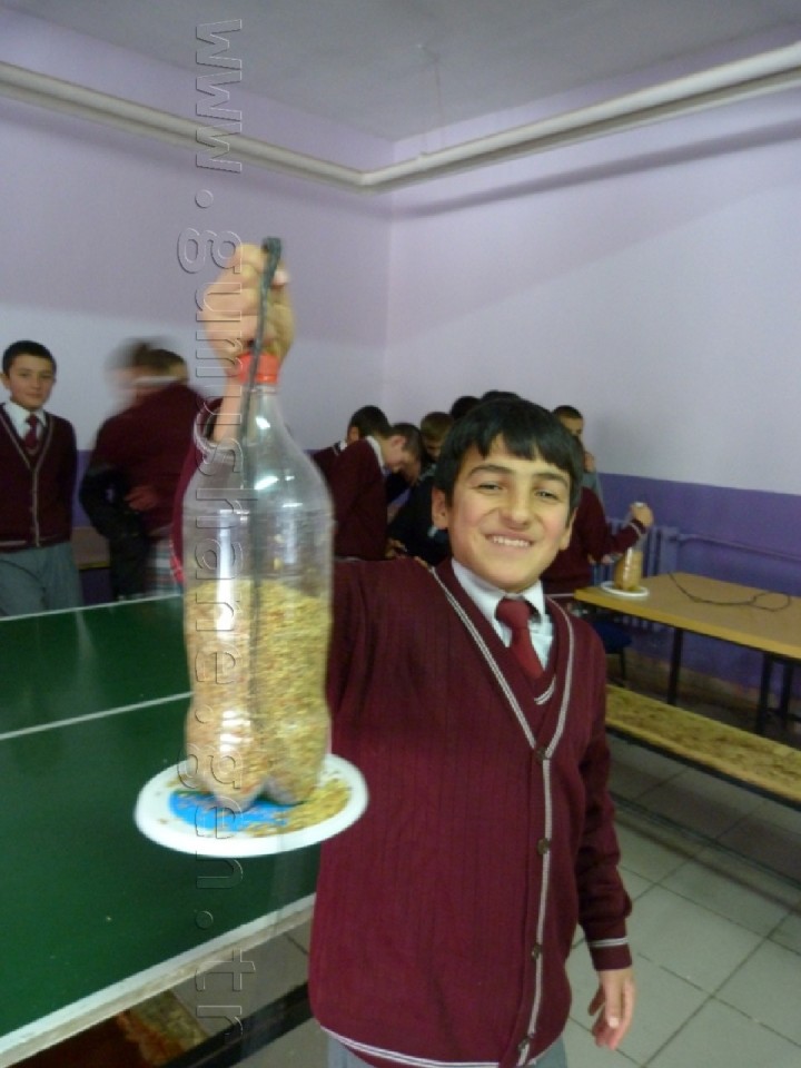 Minik Eller Kuşlar İçin 40 Yemlik Yaptı 24