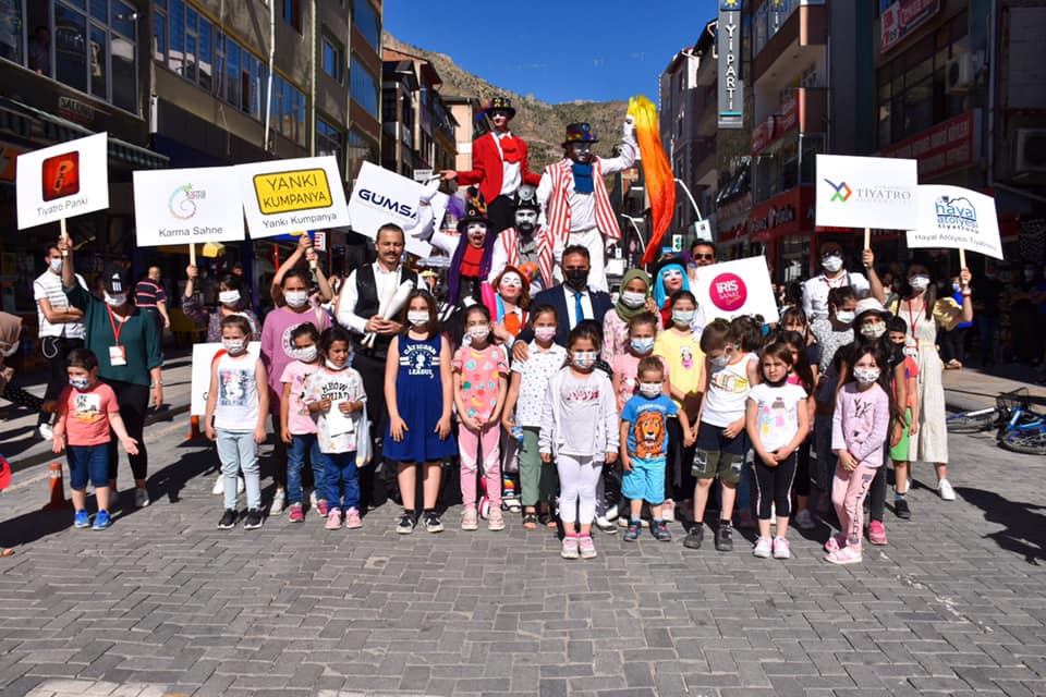 2 ay sürecek tiyatro festivali başladı 11