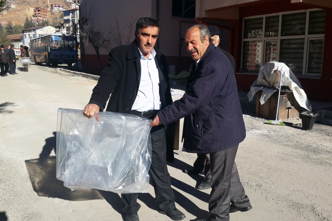 Oy Sandıkları Dağıtılıyor 1