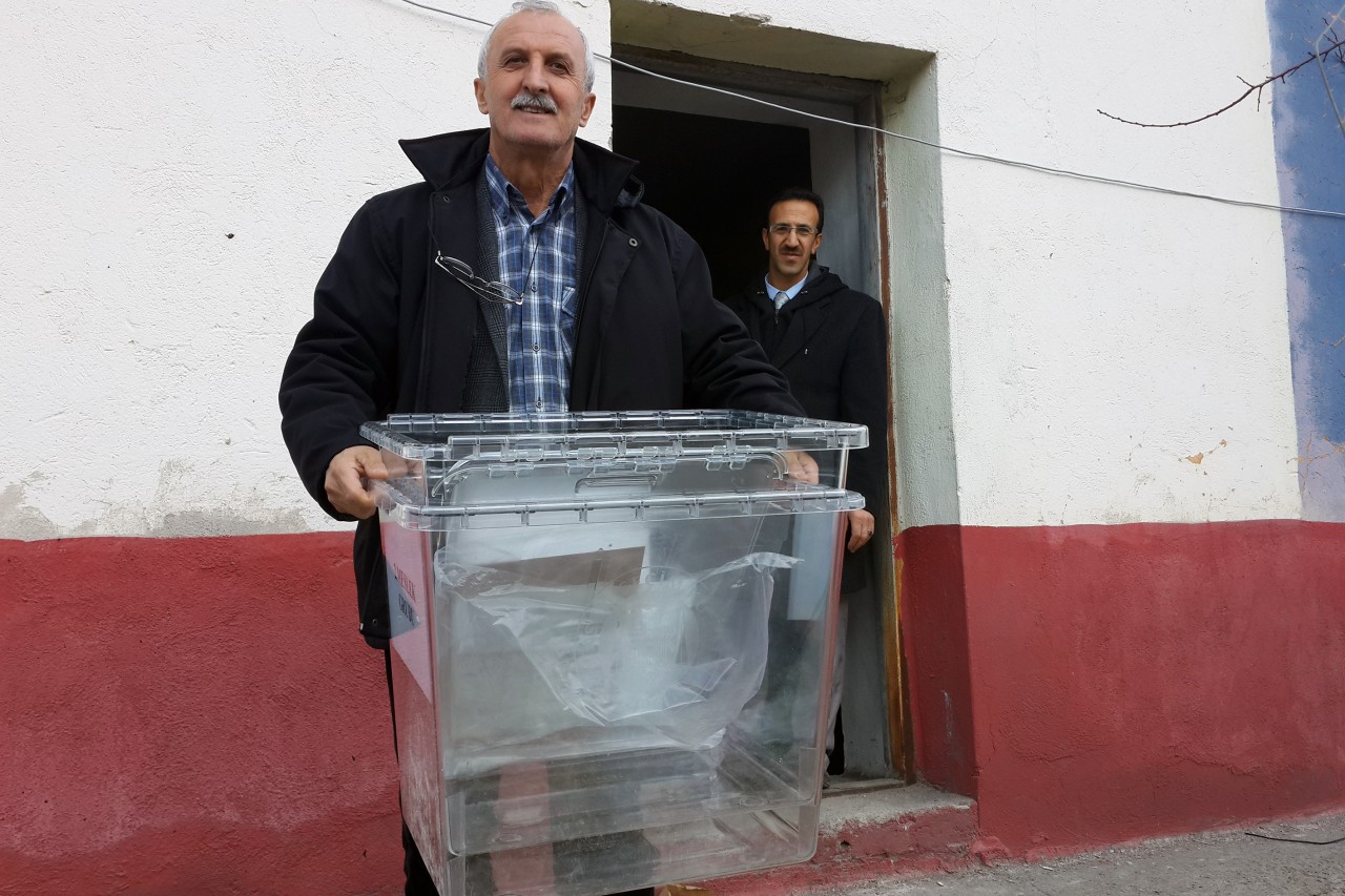 Oy Sandıkları Dağıtılıyor 2