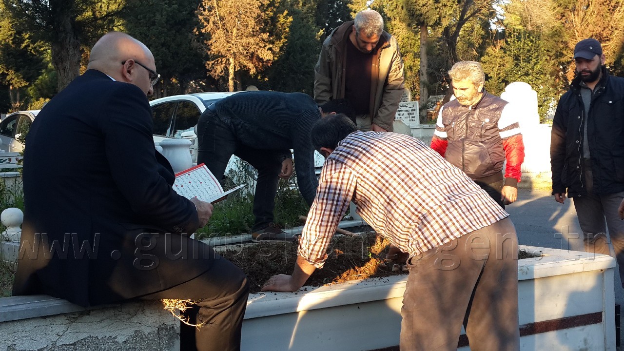 Taşkın mezarı başında anıldı 1