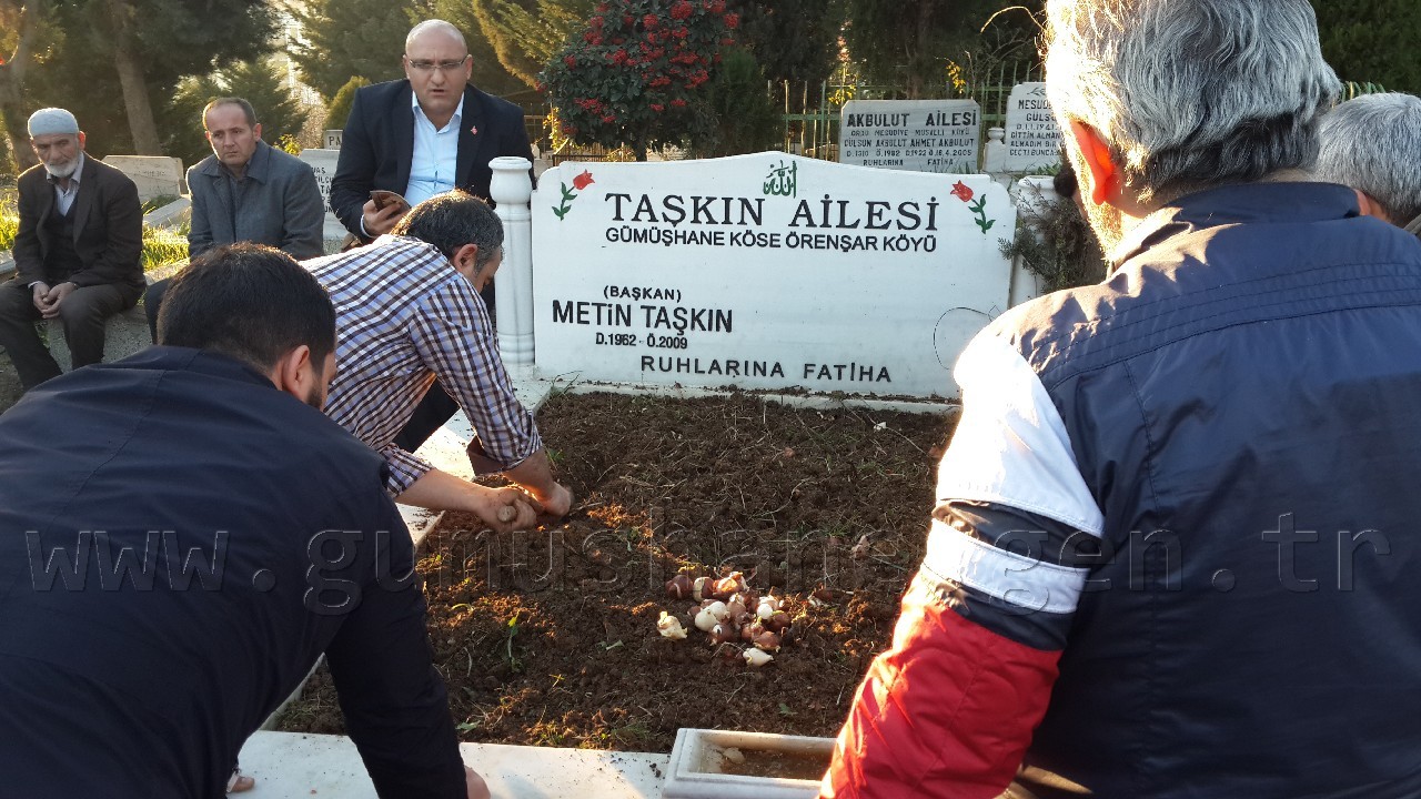Taşkın mezarı başında anıldı 2