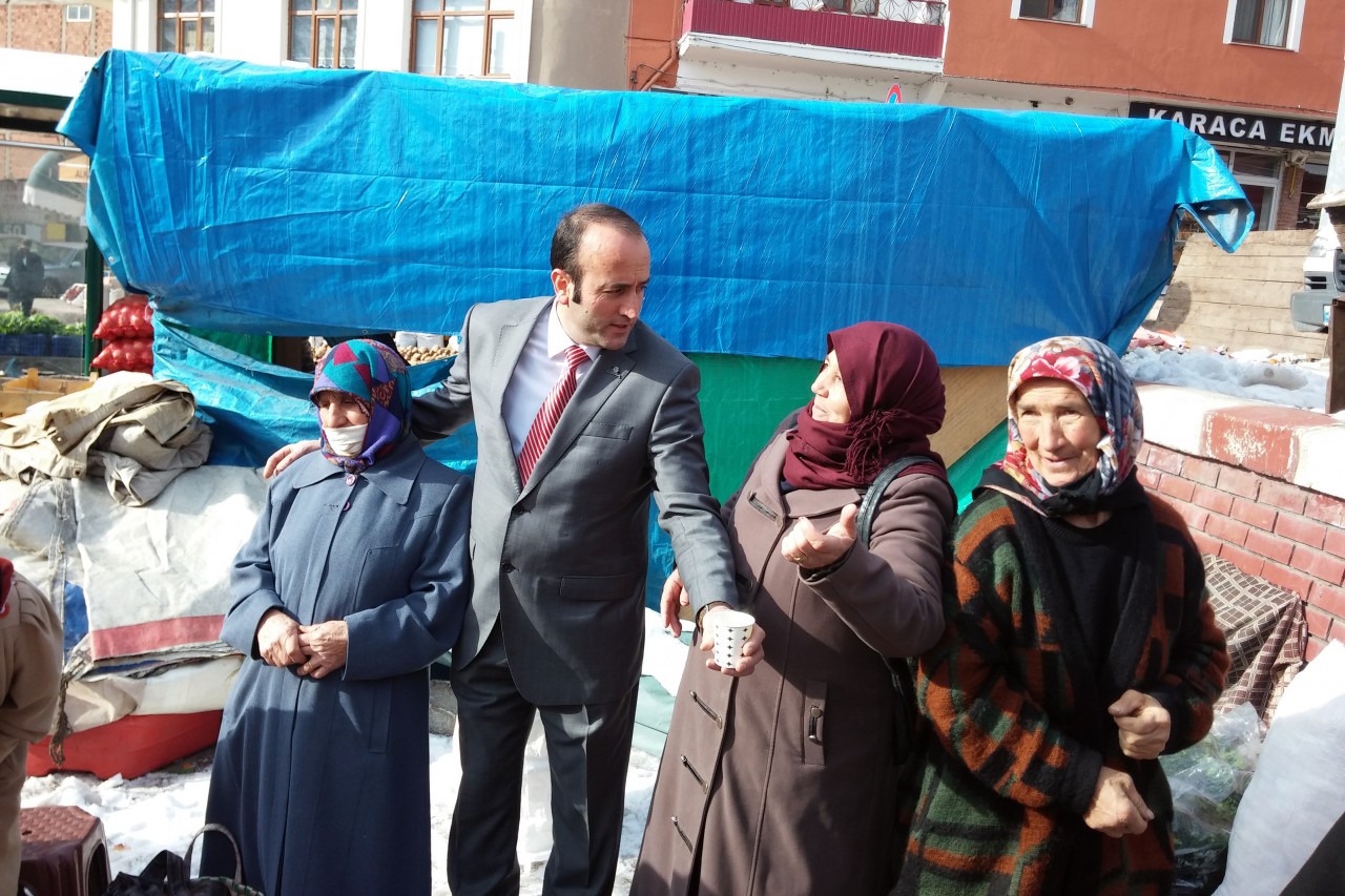 CHP’den pazar esnafına sıcak çay ikramı 1