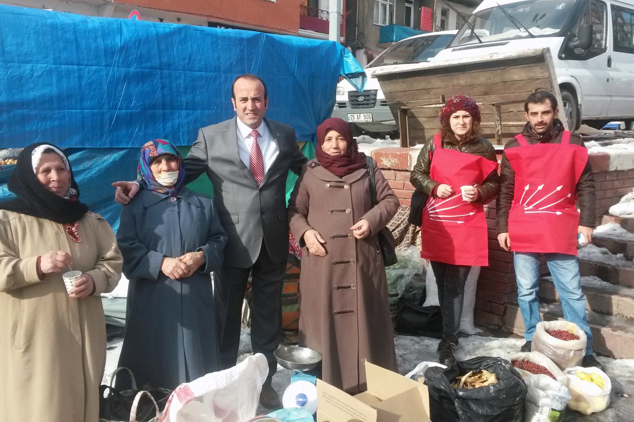 CHP’den pazar esnafına sıcak çay ikramı 2