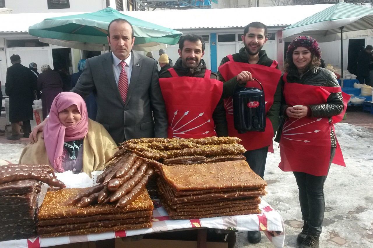 CHP’den pazar esnafına sıcak çay ikramı 3