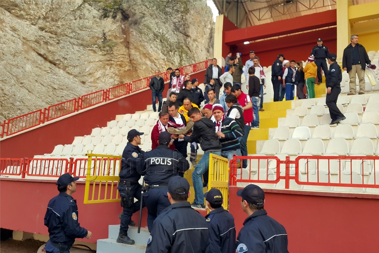 Tribünde kalp krizi geçirdi 4