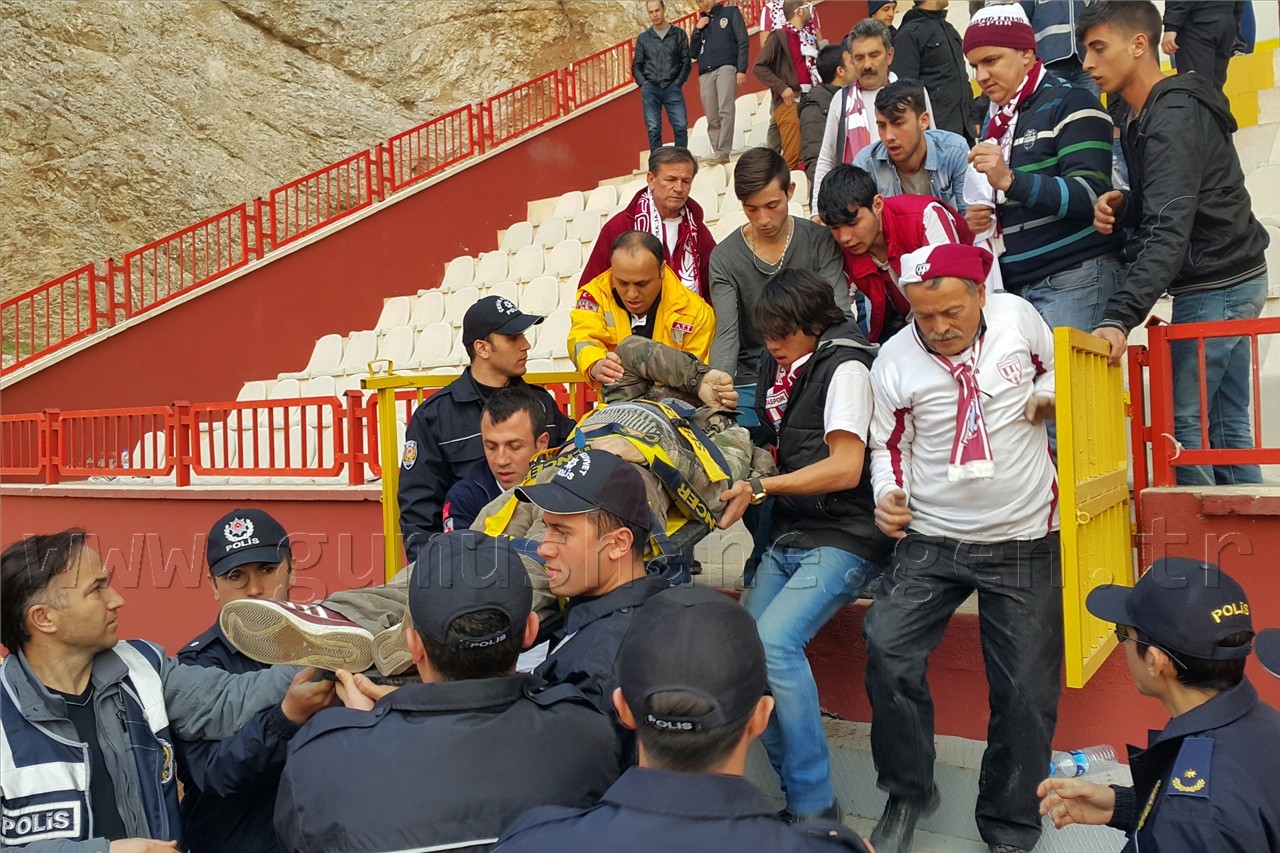 Tribünde kalp krizi geçirdi 5