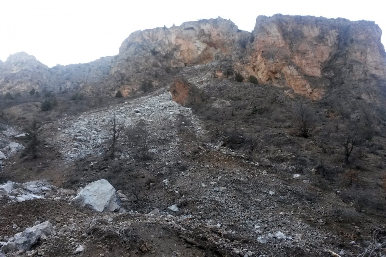 İkisu-Yağlıdere-Olucak grup yolunda heyelan 1