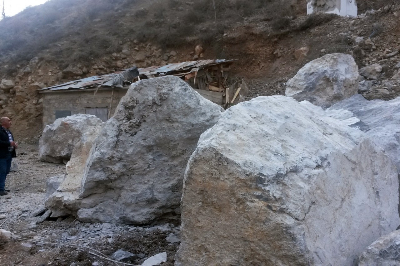 İkisu-Yağlıdere-Olucak grup yolunda heyelan 2