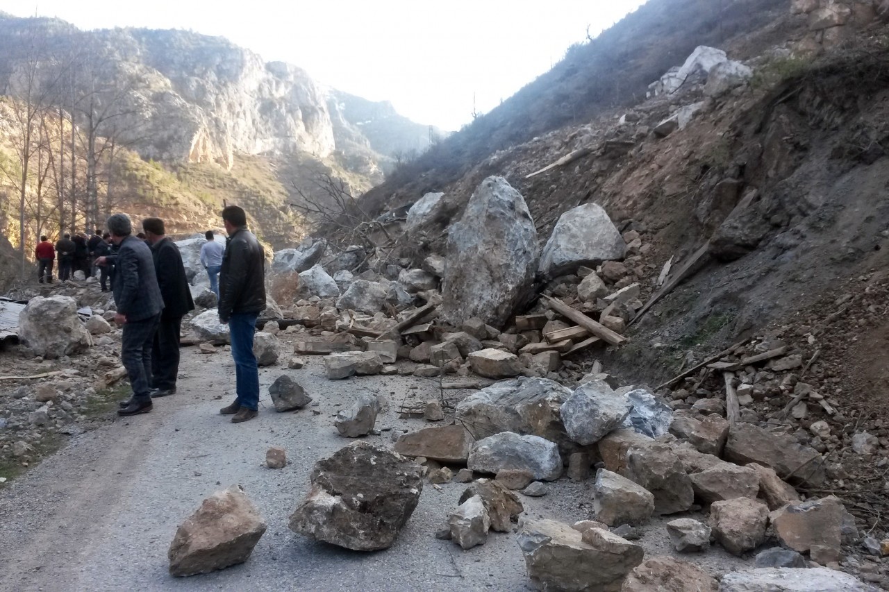 İkisu-Yağlıdere-Olucak grup yolunda heyelan 5