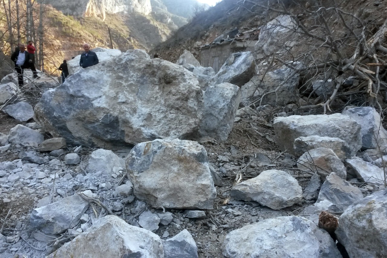 İkisu-Yağlıdere-Olucak grup yolunda heyelan 6