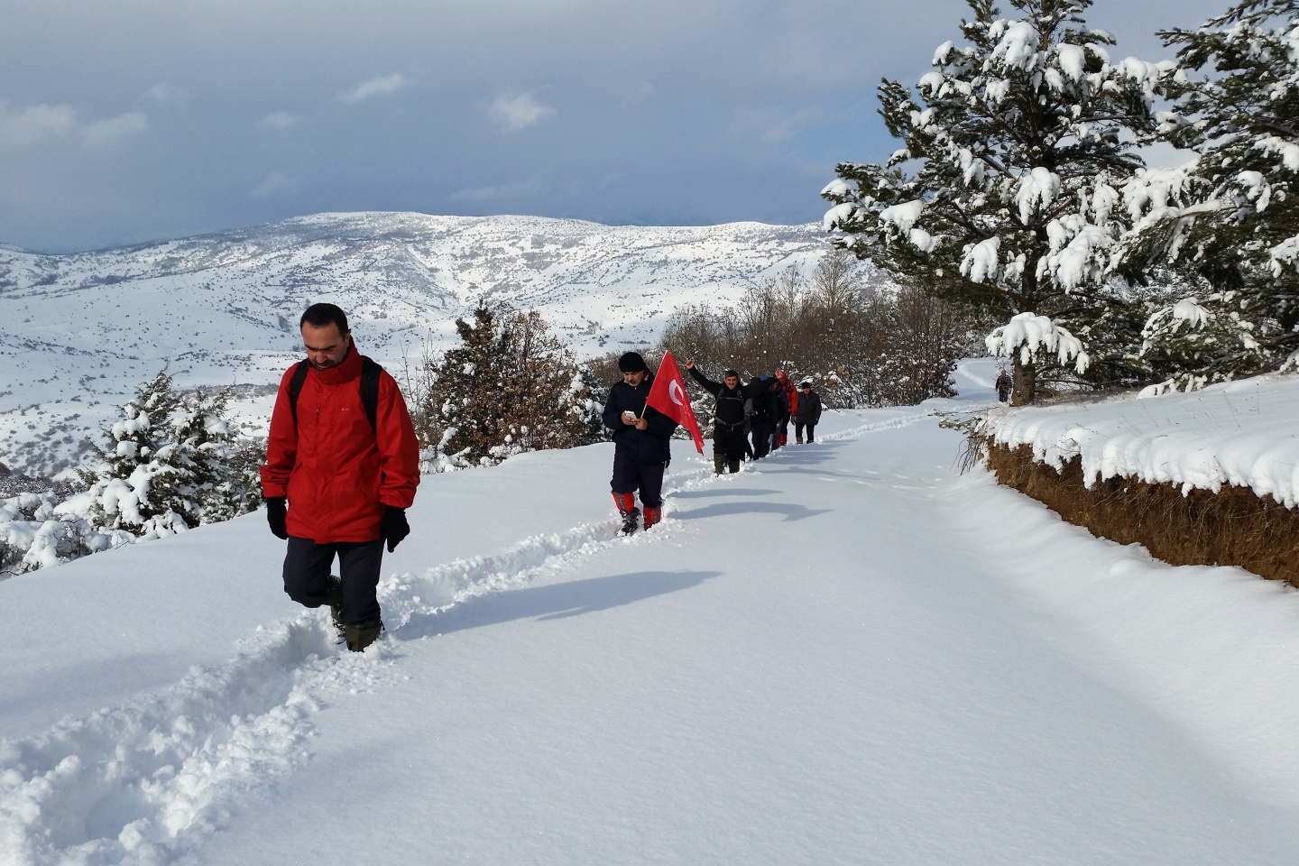 Gümüşhaneli dağcılar kar altında yürüdü 7