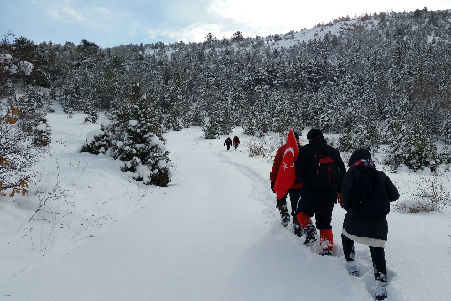 Gümüşhaneli dağcılar kar altında yürüdü 6
