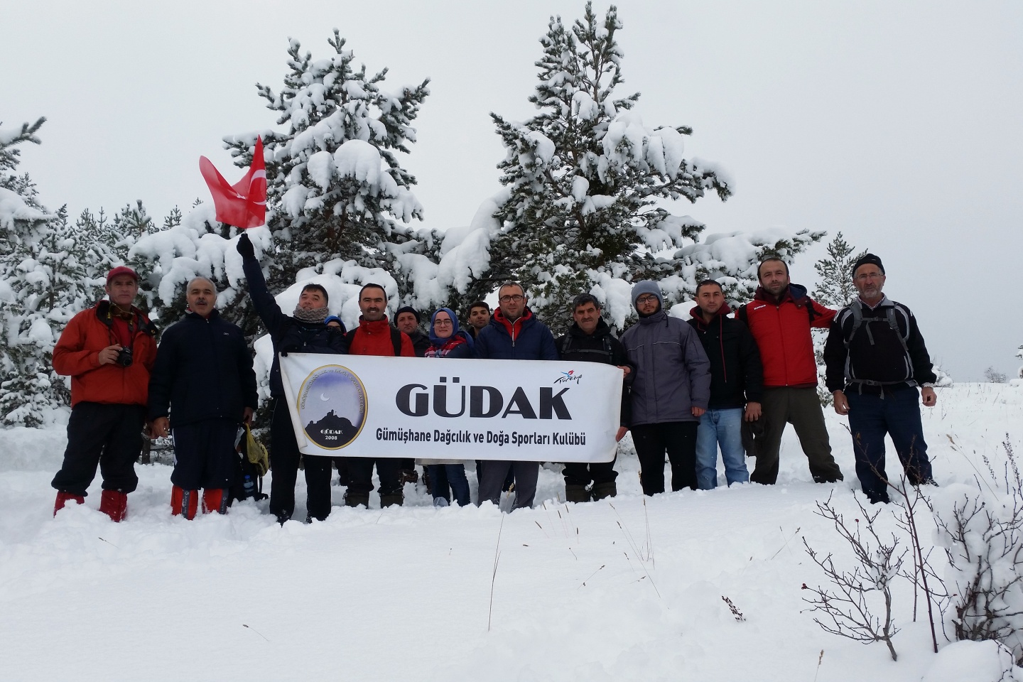 Gümüşhaneli dağcılar kar altında yürüdü 5