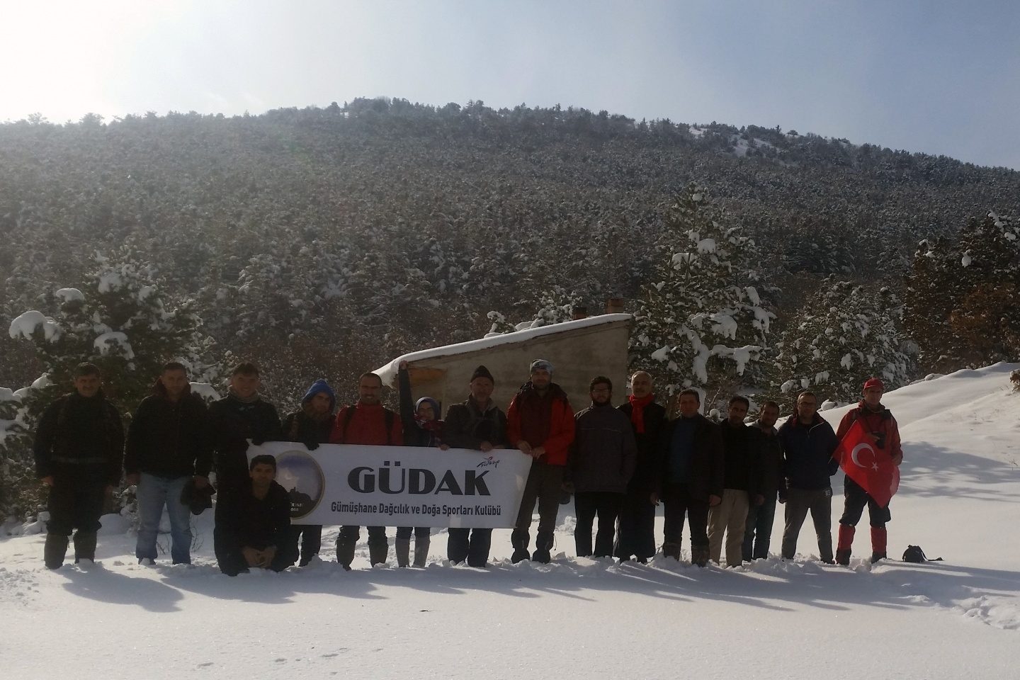 Gümüşhaneli dağcılar kar altında yürüdü 8