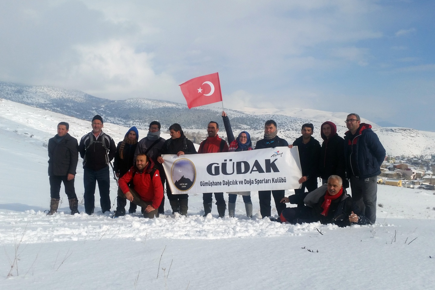 Gümüşhaneli dağcılar kar altında yürüdü 9