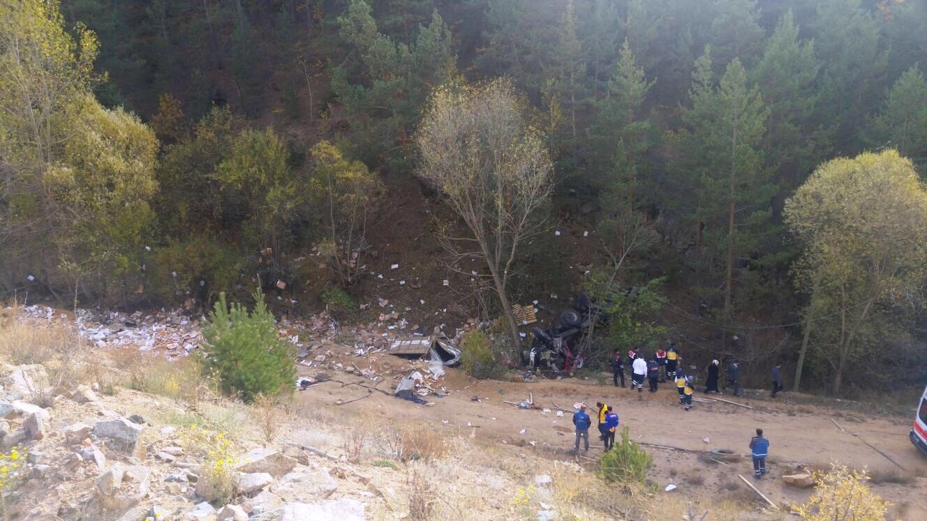 Tersun dağında meyve yüklü tır yuvarlandı: 1 ölü, 1 yaralı 1