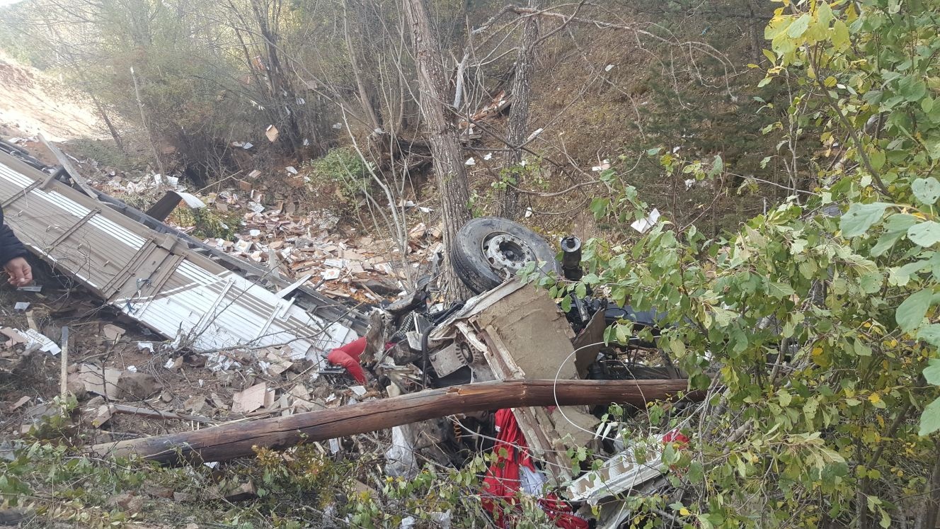 Tersun dağında meyve yüklü tır yuvarlandı: 1 ölü, 1 yaralı 4