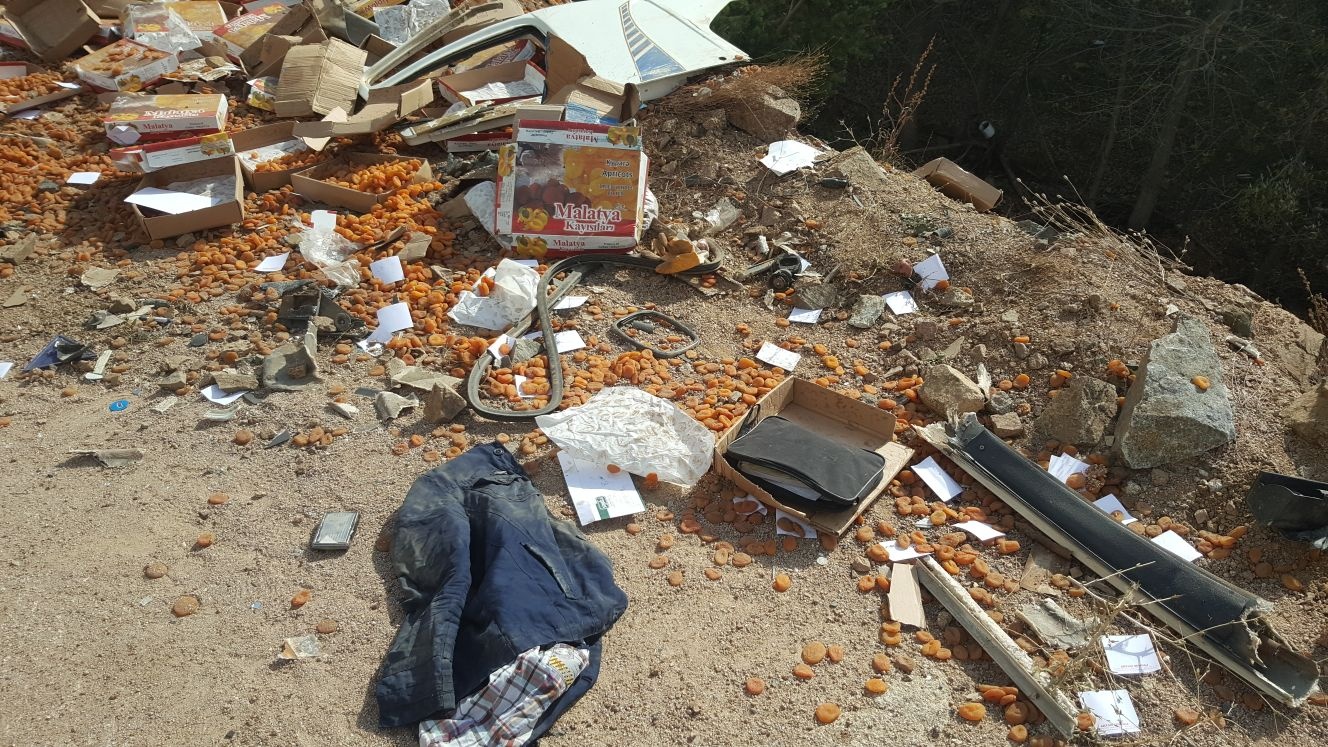 Tersun dağında meyve yüklü tır yuvarlandı: 1 ölü, 1 yaralı 3