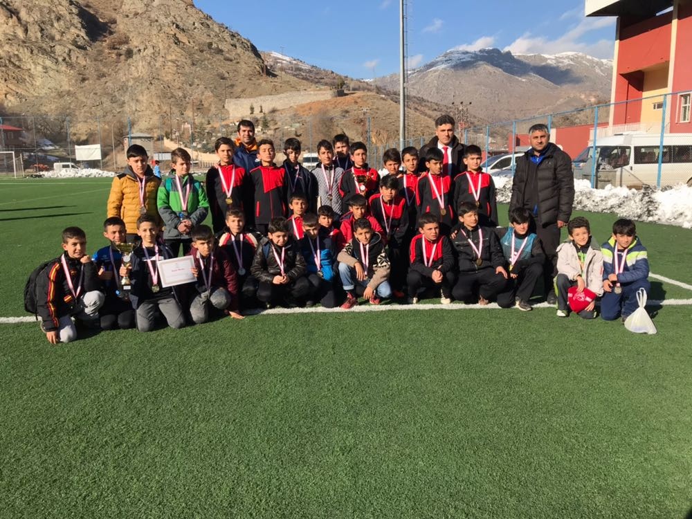 Okullar arası yıldız ve küçük erkek futbol müsabakaları sona erdi 8