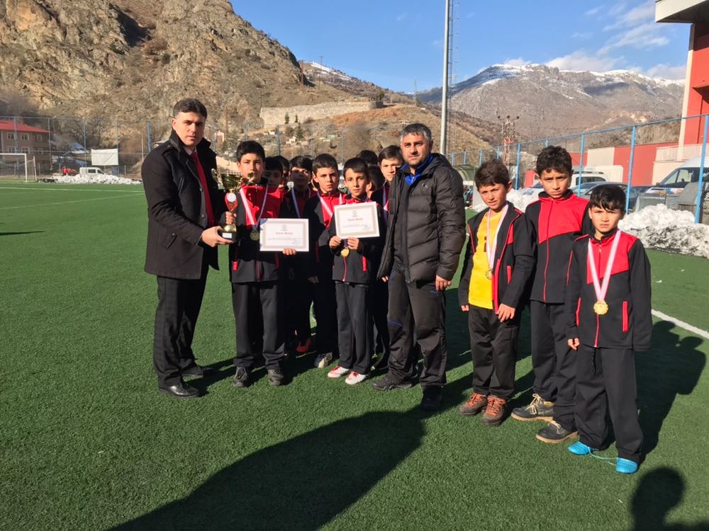 Okullar arası yıldız ve küçük erkek futbol müsabakaları sona erdi 7