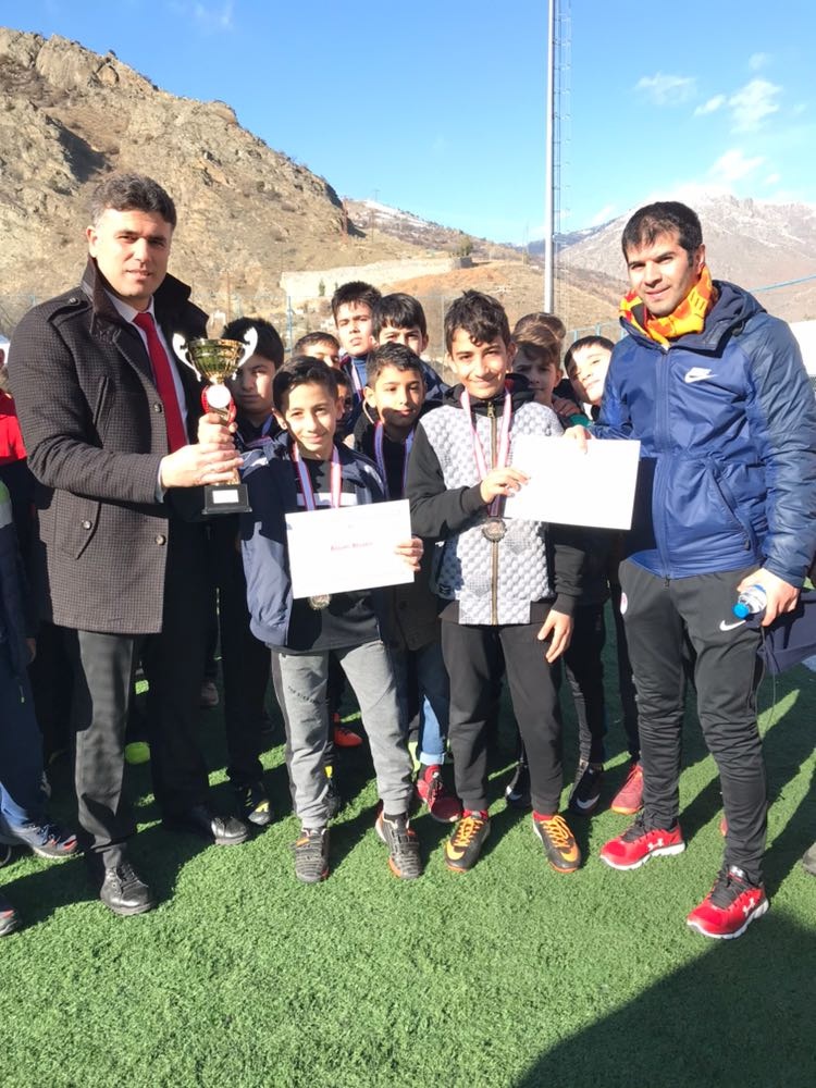 Okullar arası yıldız ve küçük erkek futbol müsabakaları sona erdi 2