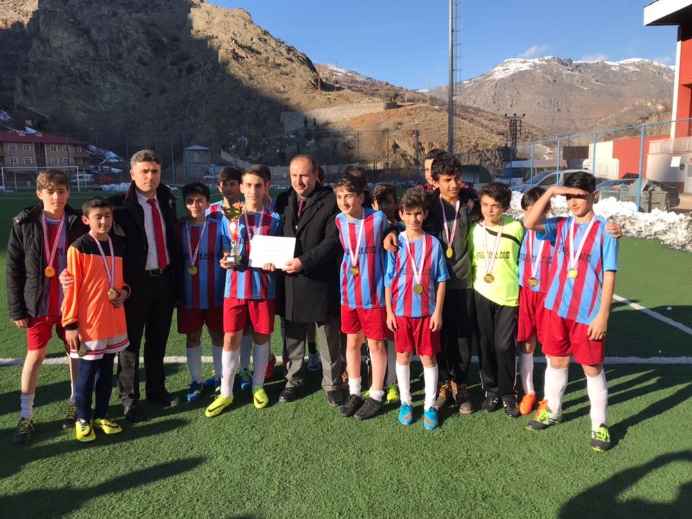 Okullar arası yıldız ve küçük erkek futbol müsabakaları sona erdi 1