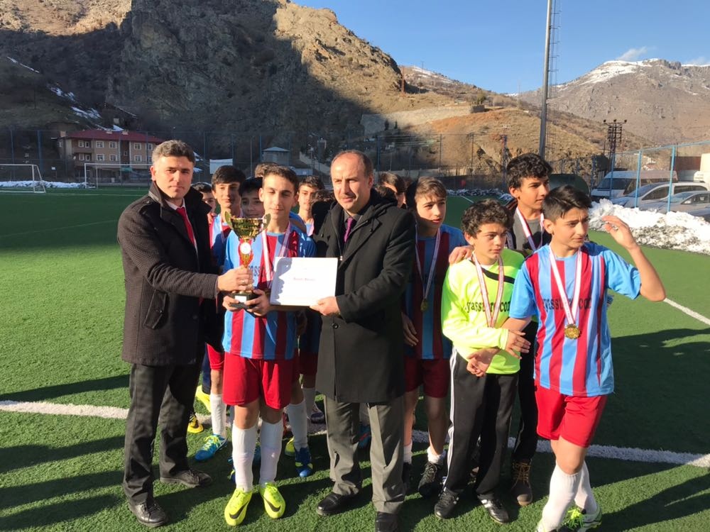 Okullar arası yıldız ve küçük erkek futbol müsabakaları sona erdi 6