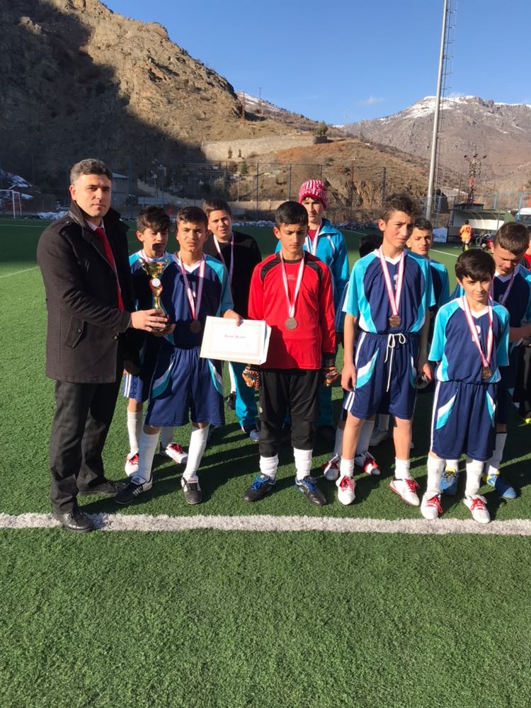 Okullar arası yıldız ve küçük erkek futbol müsabakaları sona erdi 4