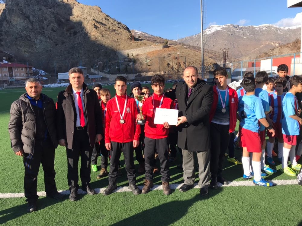 Okullar arası yıldız ve küçük erkek futbol müsabakaları sona erdi 5