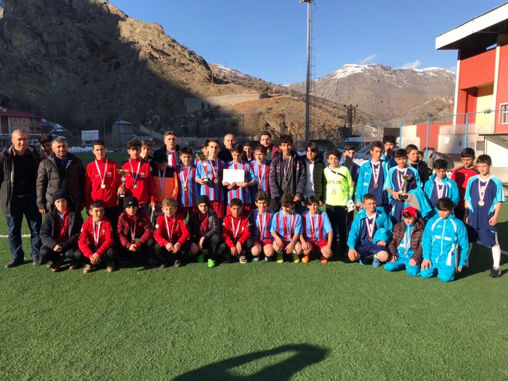 Okullar arası yıldız ve küçük erkek futbol müsabakaları sona erdi 9