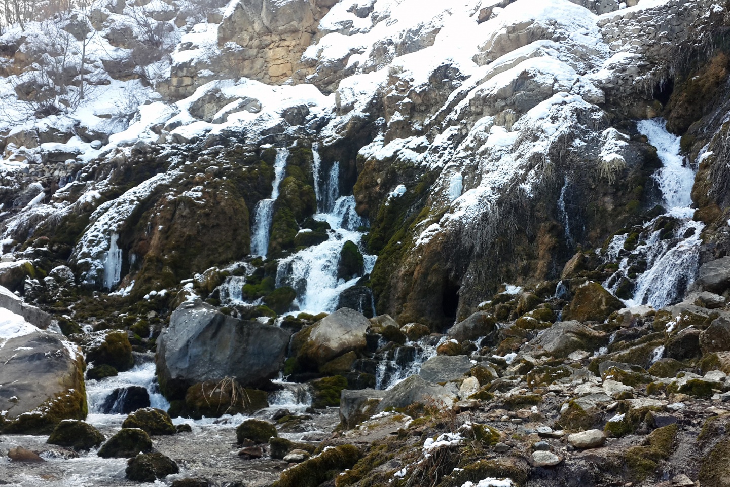 Tomara Şelalesinde kış güzelliği 5