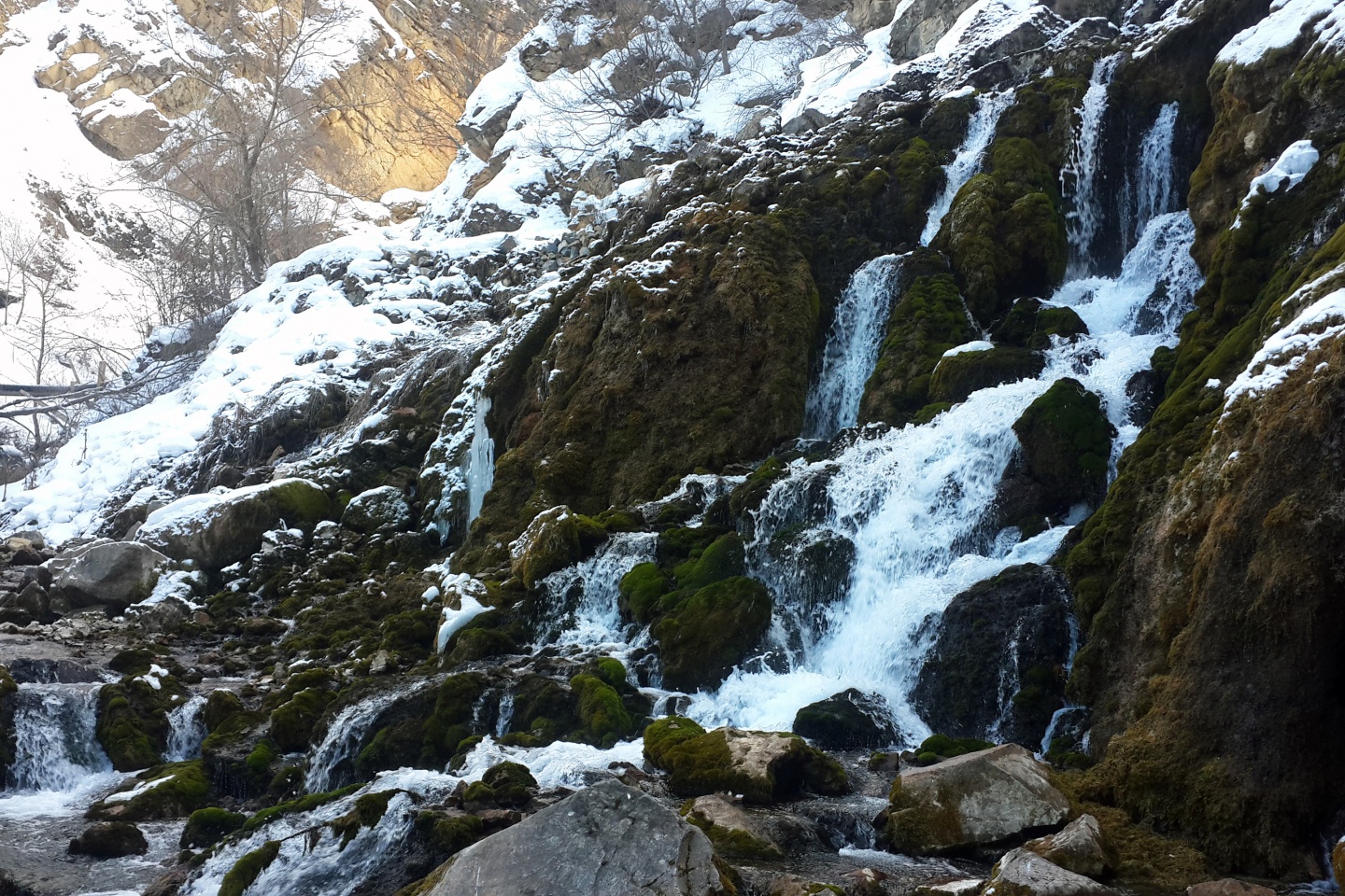 Tomara Şelalesinde kış güzelliği 1