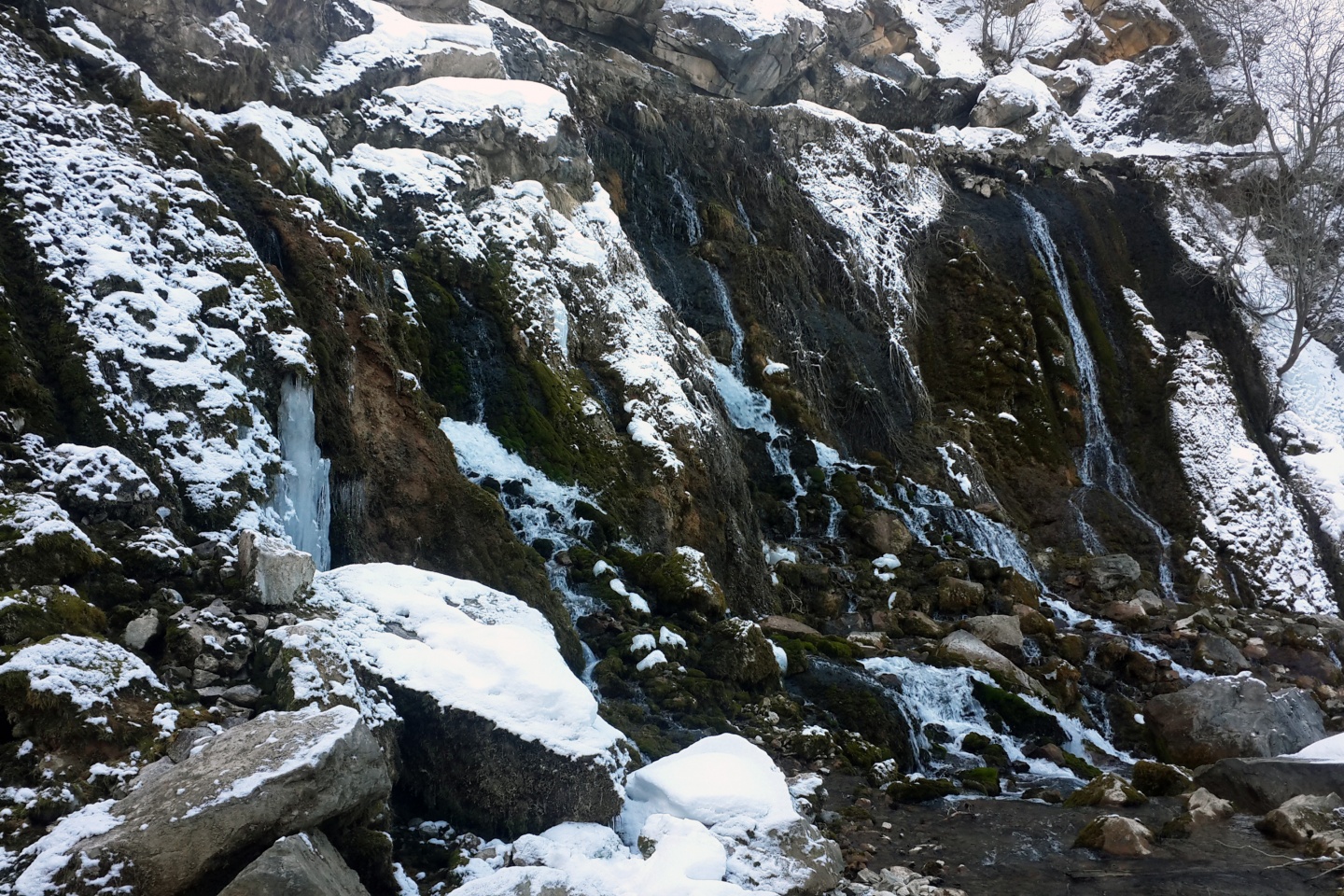 Tomara Şelalesinde kış güzelliği 3