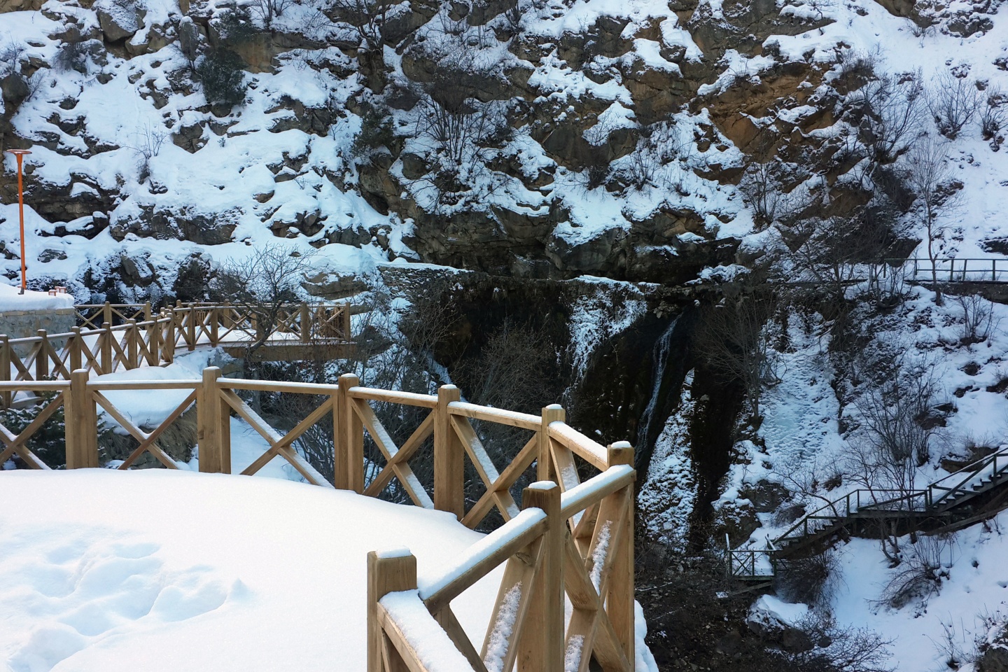 Tomara Şelalesinde kış güzelliği 10