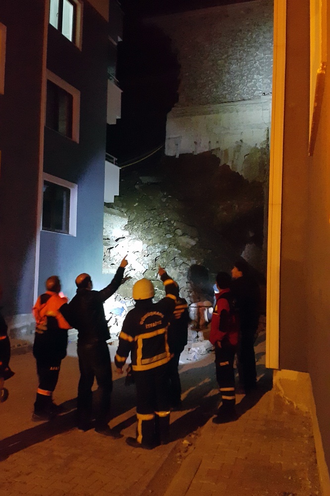 Gümüşhane’de istinat duvarı binaların üzerine yıkıldı 10