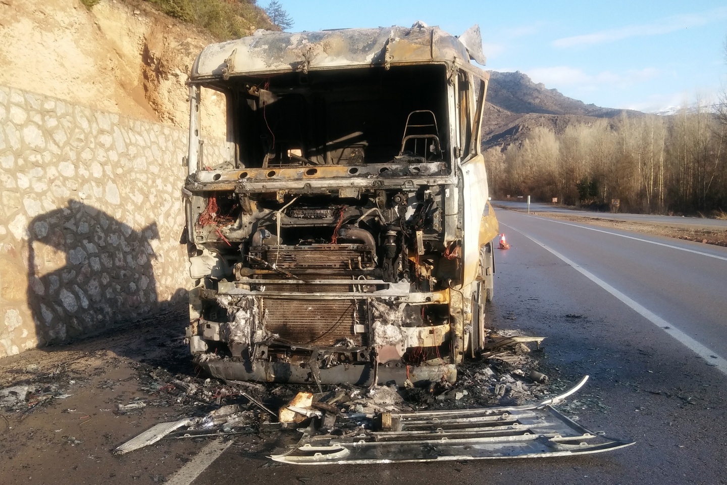 Gümüşhane’de tır cayır cayır yandı 5