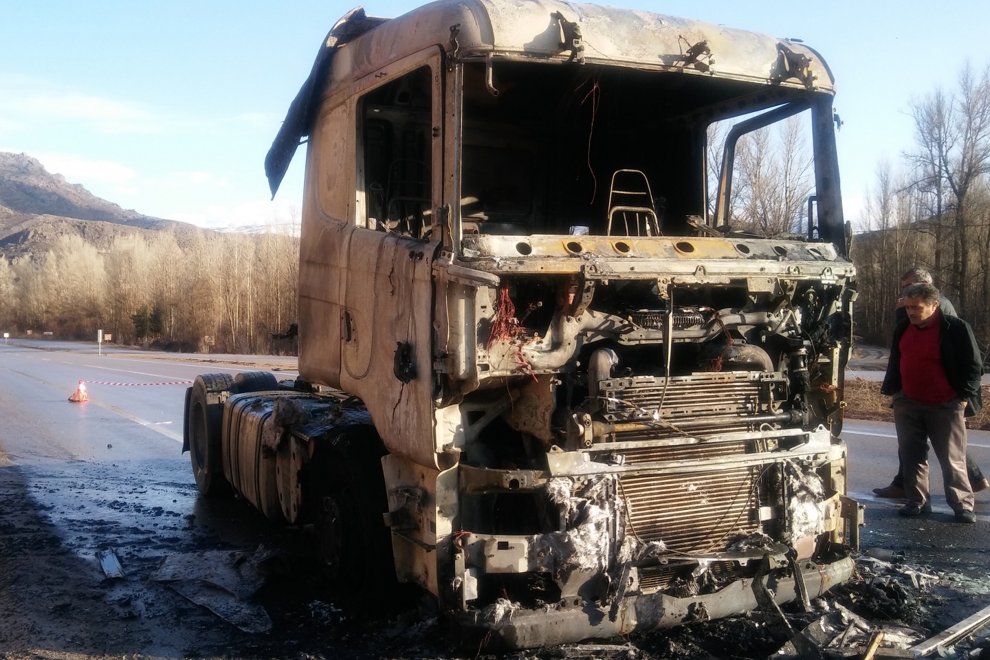 Gümüşhane’de tır cayır cayır yandı 3