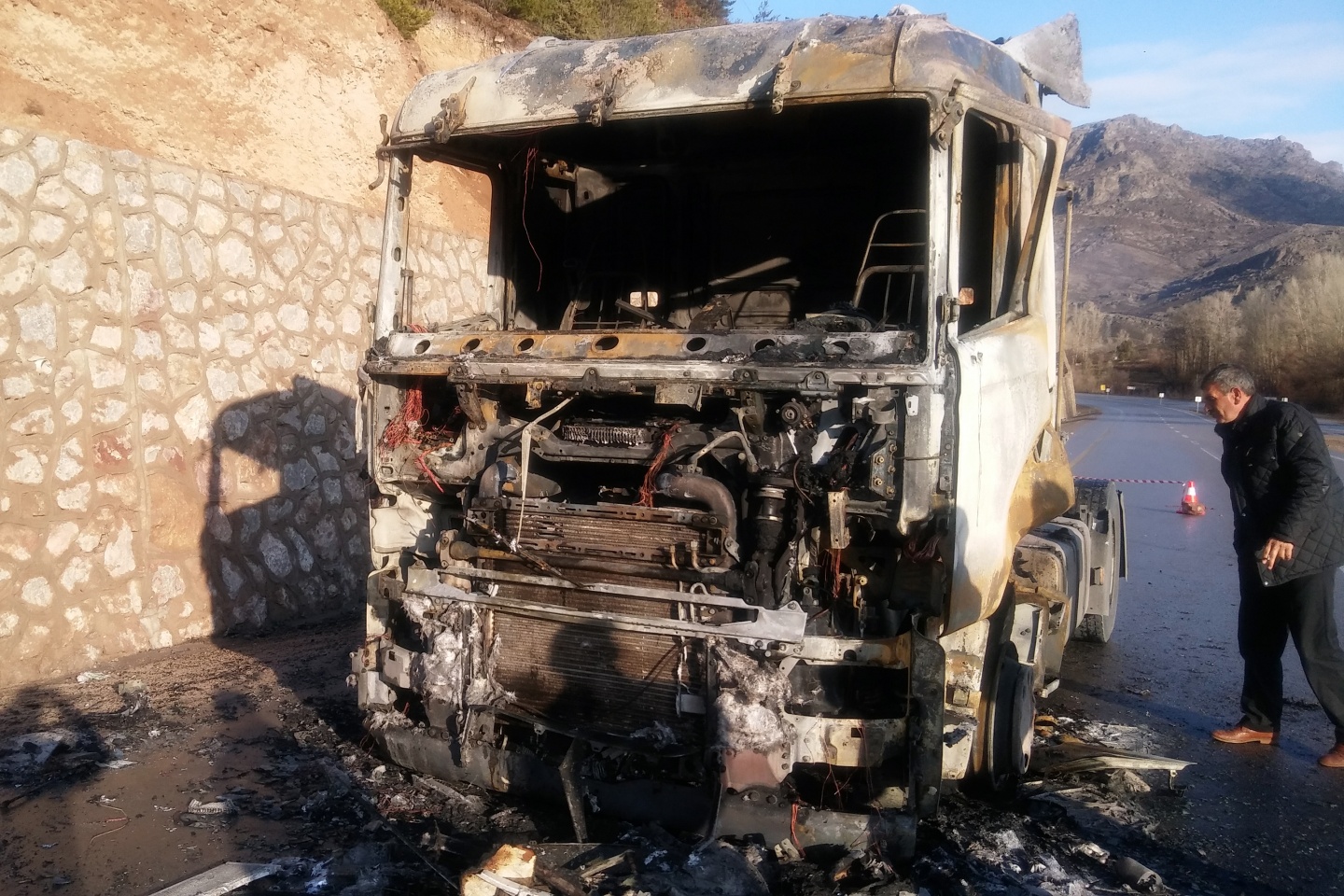 Gümüşhane’de tır cayır cayır yandı 4