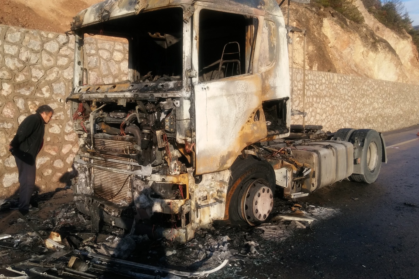 Gümüşhane’de tır cayır cayır yandı 7