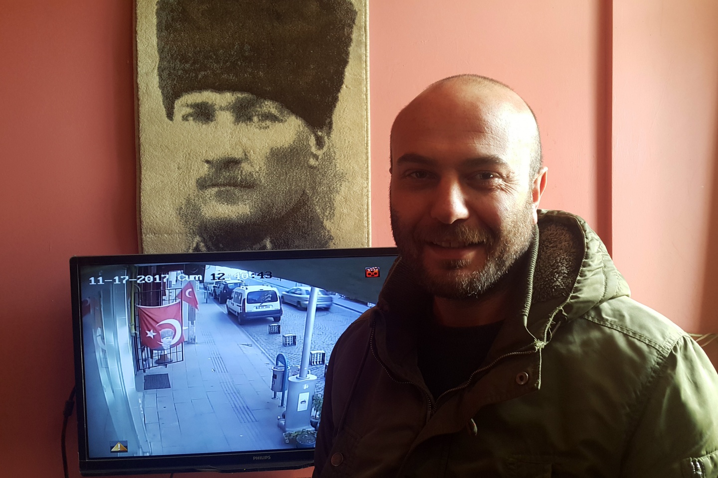 Türk Bayrağını öpmeden okula gitmiyor 3