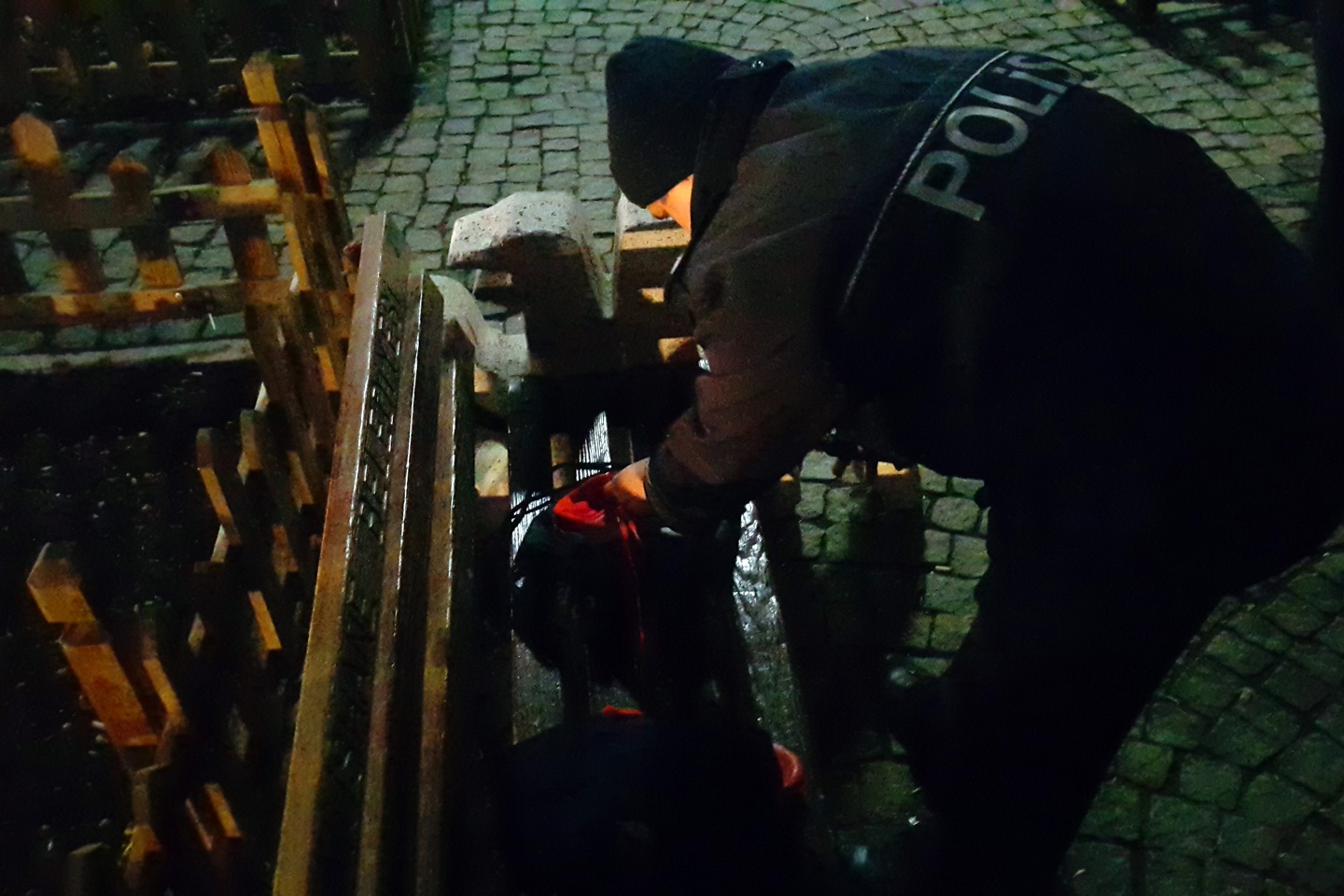 Gümüşhane’de şüpheli çantadan eşofman ve krampon çıktı 8