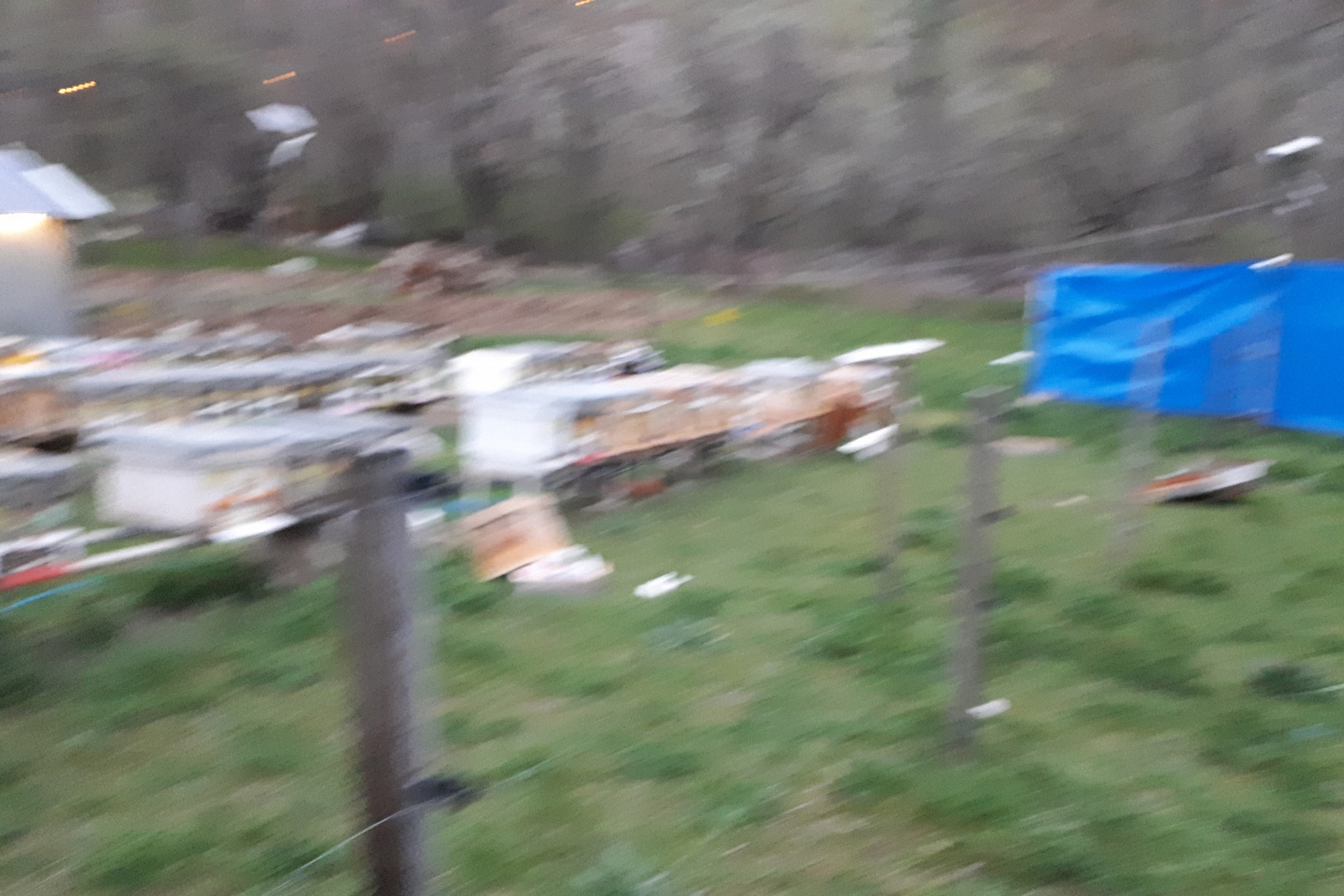 Gümüşhane'de rüzgar kovanları böyle dağıttı.. 4