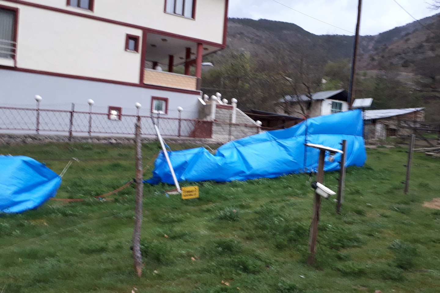 Gümüşhane'de rüzgar kovanları böyle dağıttı.. 1