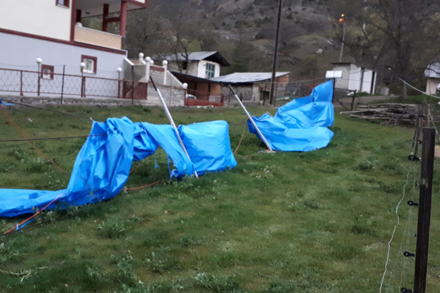 Gümüşhane'de rüzgar kovanları böyle dağıttı.. 6