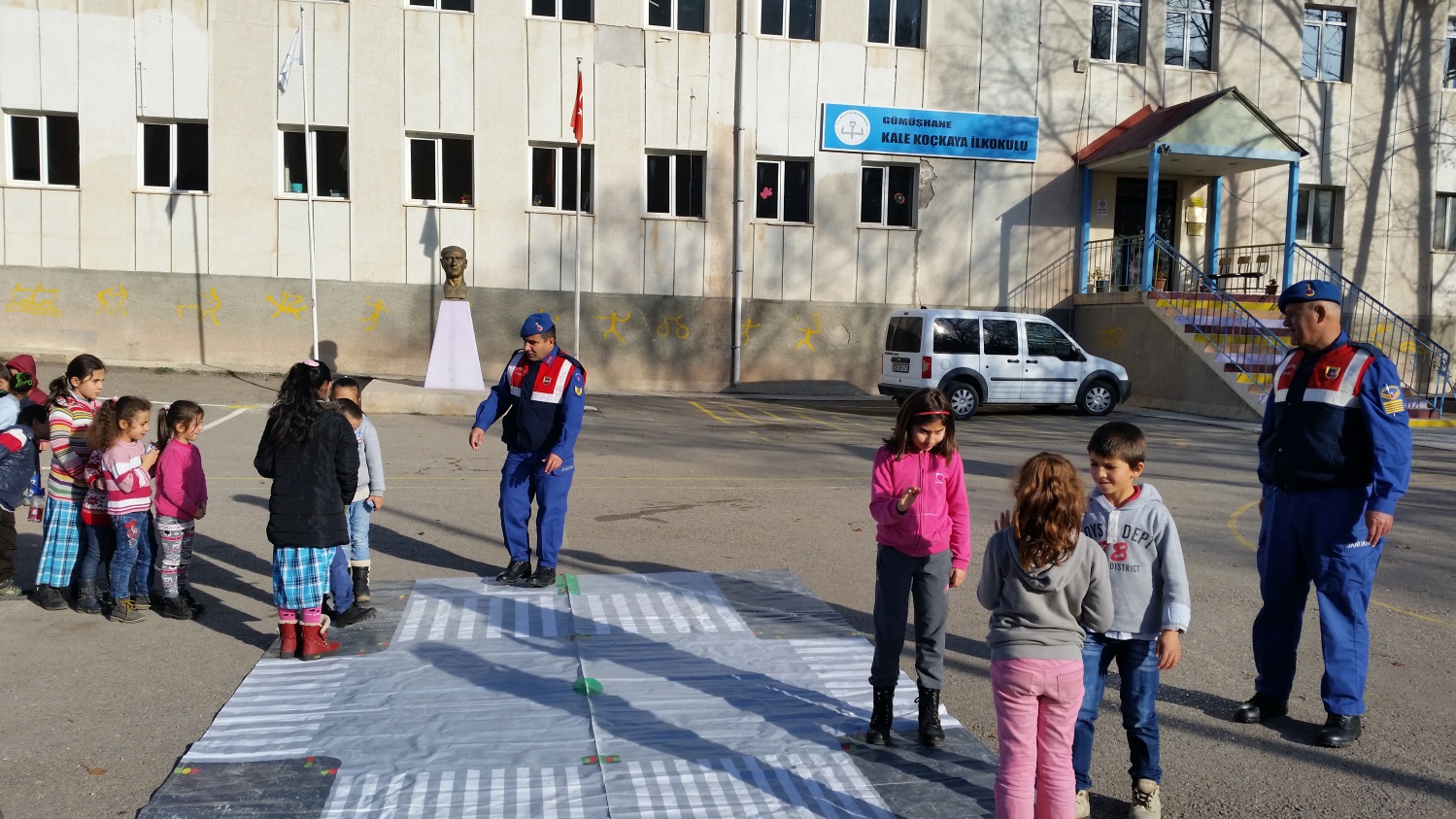 Jandarma bilgilendirme çalışmalarına devam ediyor 6