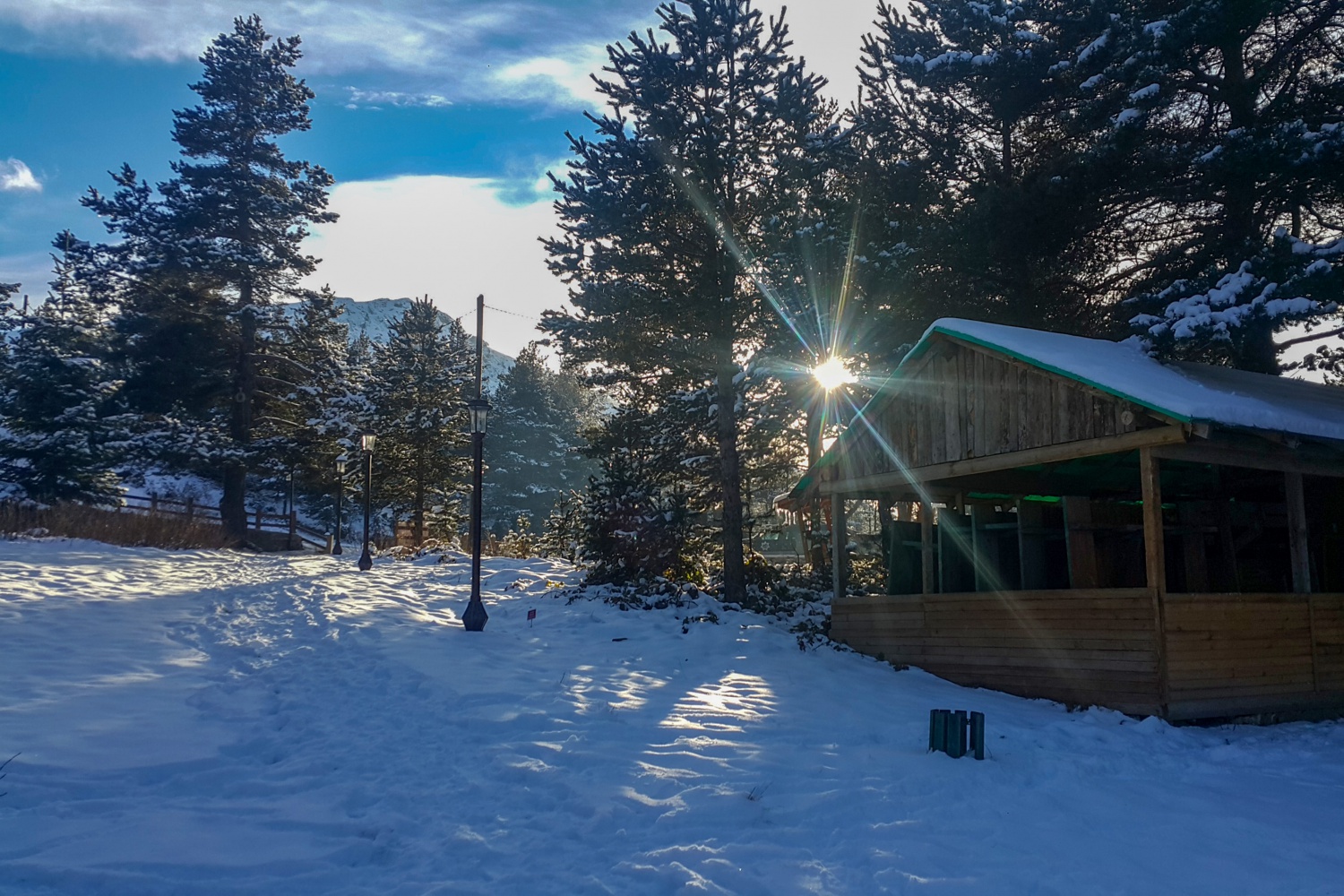 Buz tutan göle eşsiz günbatımı manzarasında ulaştılar 1