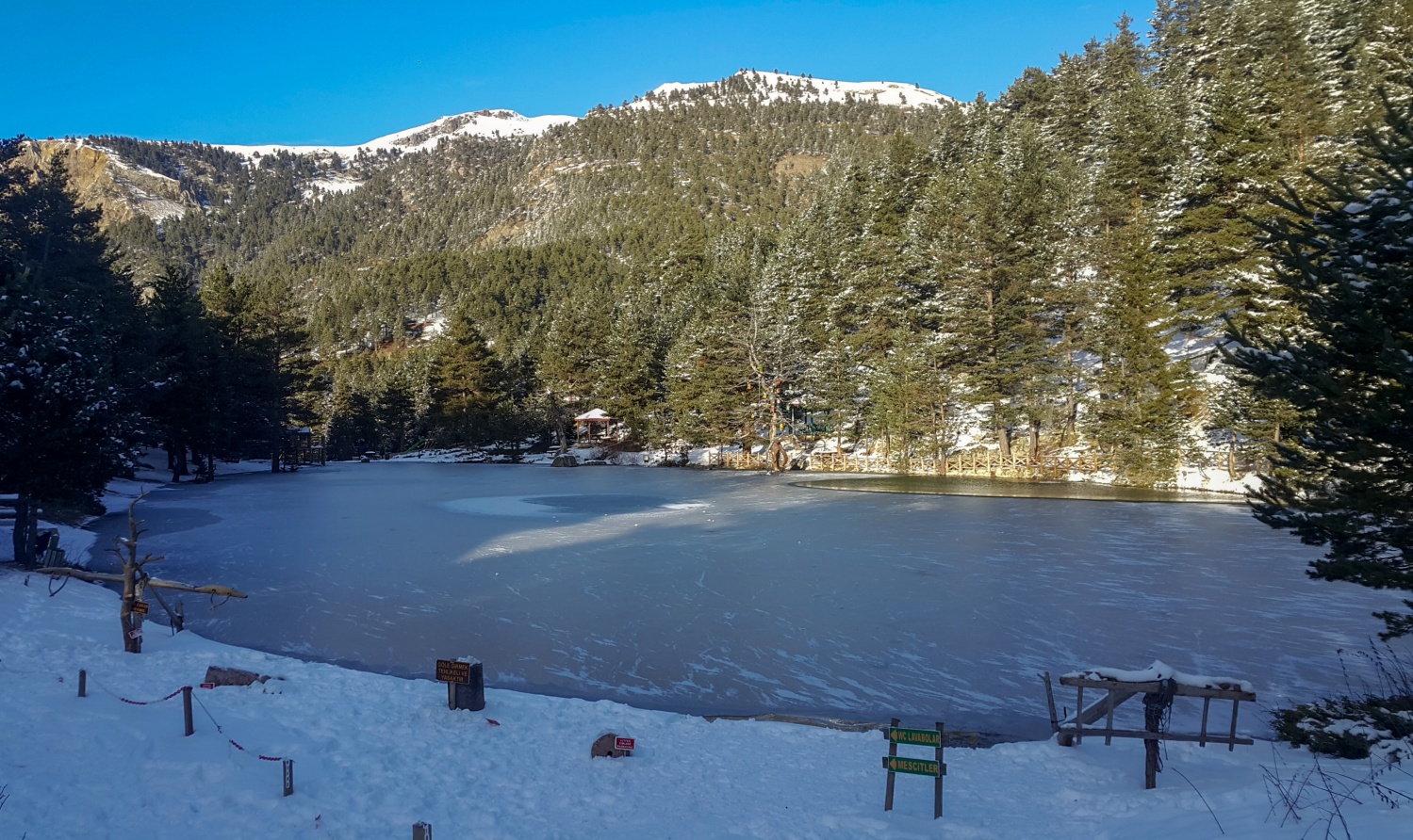 Buz tutan göle eşsiz günbatımı manzarasında ulaştılar 2